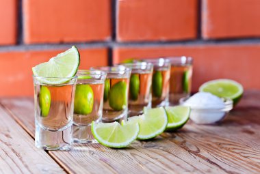 Altın tekila tuz ve limon ile 