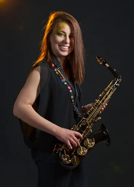 Femme avec saxophone — Photo