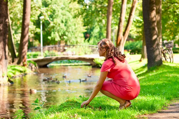 Молодая беременная женщина в парке — стоковое фото