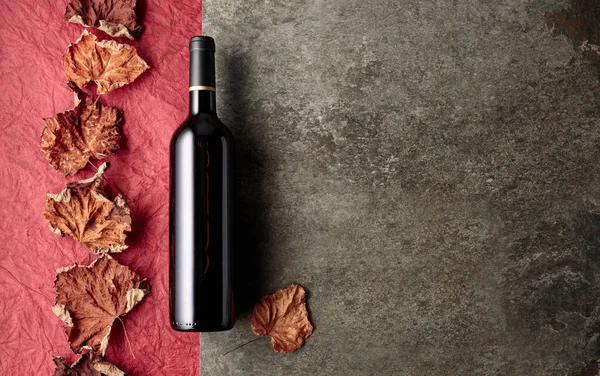 Бутылка Красного Вина Сушеными Листьями Винограда Винтажном Фоне Вид Сверху — стоковое фото
