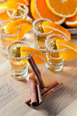 tekila portakal ve tarçın ile 