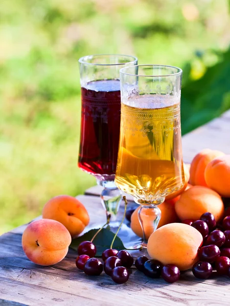 달콤한 와인과 과일 — 스톡 사진