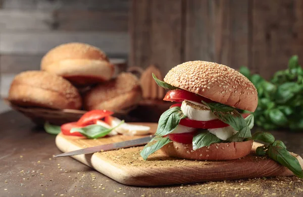 Sandwich Con Mozzarella Tomates Albahaca Sobre Una Vieja Mesa Madera —  Fotos de Stock