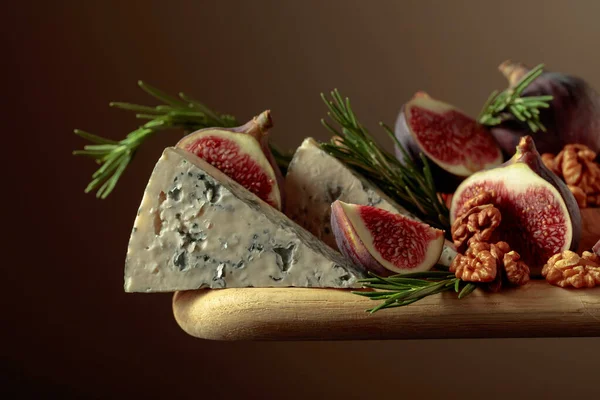 Blue Cheese Figs Walnuts Rosemary Wooden Table — Stock Photo, Image