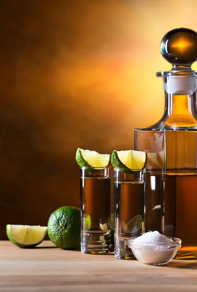 Tequila de ouro com sal e limão — Fotografia de Stock