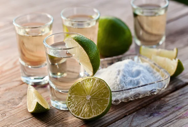 Gouden tequila met zout en limoen — Stockfoto