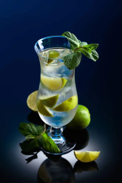 Mojito Cocktail Ice Lime Mint Black Reflective Background — Stock Photo, Image