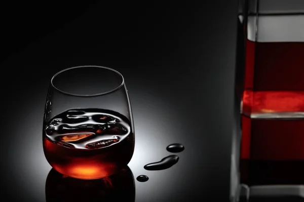 Whiskey Rocks Una Bevanda Alcolica Forte Con Ghiaccio Naturale Bicchiere — Foto Stock
