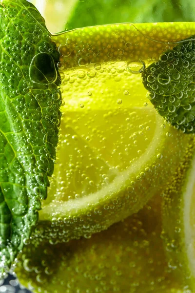 Carbonated Drink Cocktail Mint Lime Slices — Stock Photo, Image