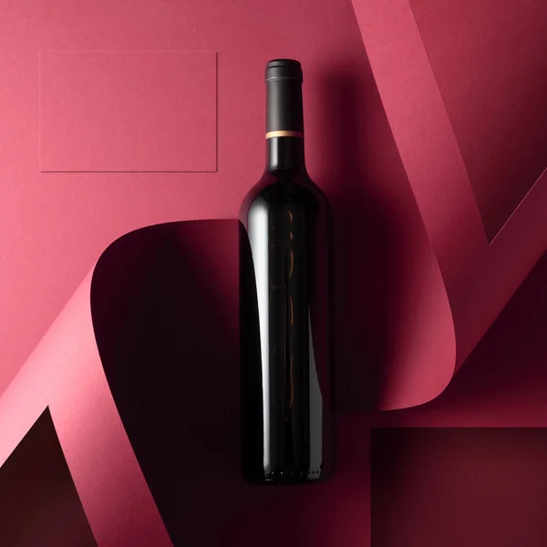 赤い背景に赤ワインのボトル スペースのコピー — ストック写真