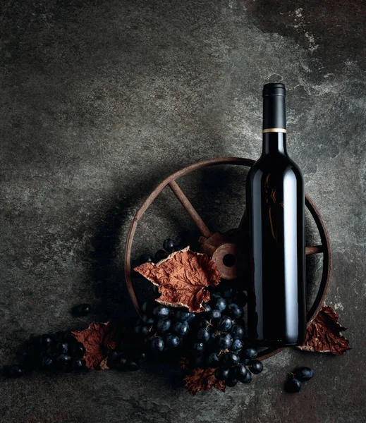 Бутылка Красного Вина Виноградом Сушеными Листьями Виноградной Лозы Старом Каменном — стоковое фото