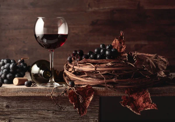 Bicchiere Bottiglia Vino Rosso Con Uva Vecchio Tavolo Legno — Foto Stock
