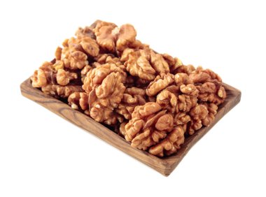 Tahta kabın içindeki cevizler beyaz arka planda izole edilmiş..