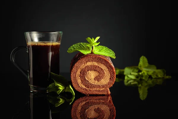 Chocolate Cake Mint Mug Black Coffee Black Reflective Background — Stock Photo, Image
