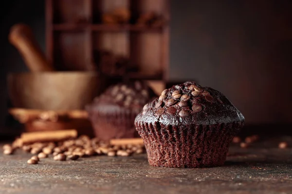 茶色の背景においしい新鮮なチョコレートマフィン — ストック写真