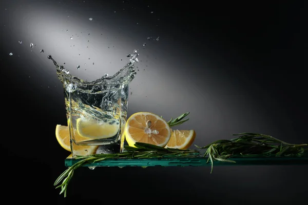 Gin Och Tonic Cocktail Med Citronskivor Och Rosmarinkvistar Citronskiva Faller — Stockfoto