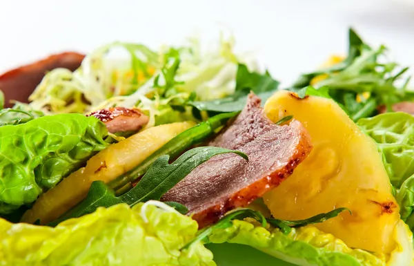 Salada com abacaxi e carne defumada — Fotografia de Stock