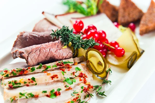 Koude snack met vlees en kruiden — Stockfoto