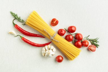 Biberli spagetti, sarımsak, domates ve biberiye..