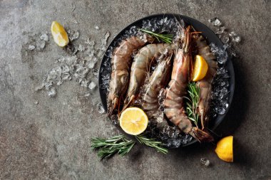 Limonlu, biberiyeli ve ezilmiş buzlu taze kaplan karidesleri..