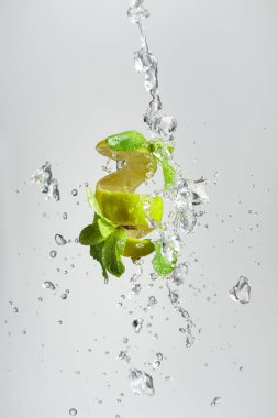 Taze kireç, nane ve buz beyaz arka planda bir sıçrama.