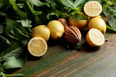 Eski ahşap arka planda naneli taze sulu limonlar..