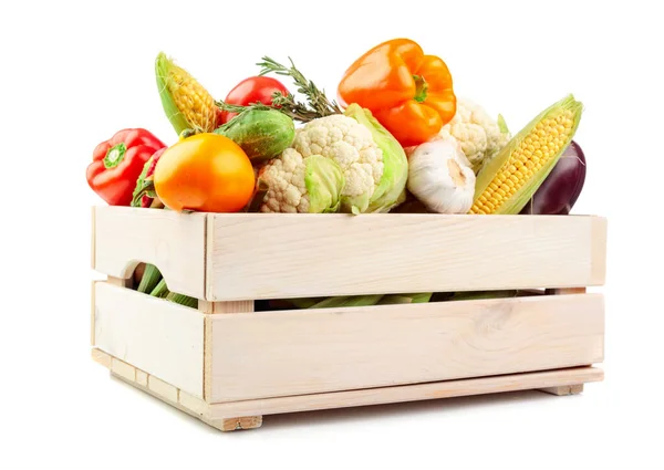 Varias Verduras Frescas Una Caja Madera Aislada Sobre Fondo Blanco —  Fotos de Stock