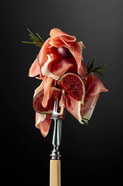 İncirli jambon, biberiye ve çatallı kırmızı zeytin. Akdeniz atıştırmalıkları.