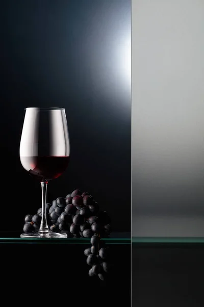 Verre Vin Rouge Avec Bouquet Raisins Bleus Nature Morte Est — Photo