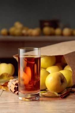 Kese kağıdında taze elma ve bir bardak elma suyu..