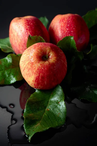 Juicy Apples Leaves Fresh Apples Drops Water Black Reflective Background — Stock Photo, Image