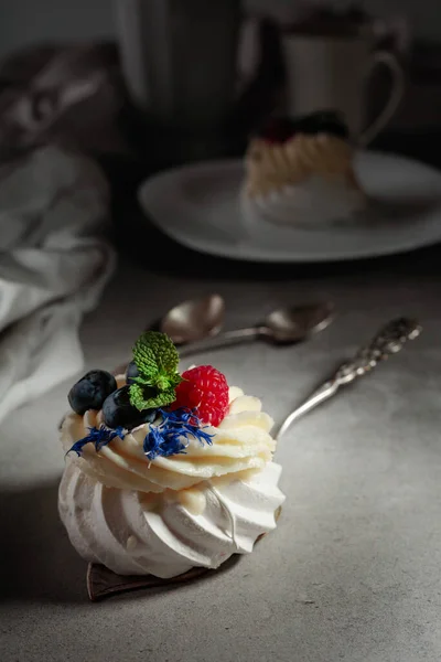 Kleines Pavlova Dessert Mit Himbeere Blaubeere Und Minze — Stockfoto