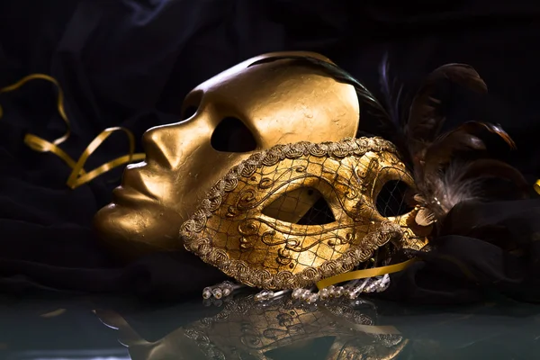 Staré zlaté benátské masky — Stock fotografie