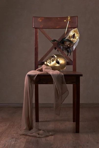 Máscaras na cadeira de madeira — Fotografia de Stock