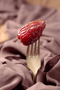 Çatalla sulu bir randevu. Seçici odak.