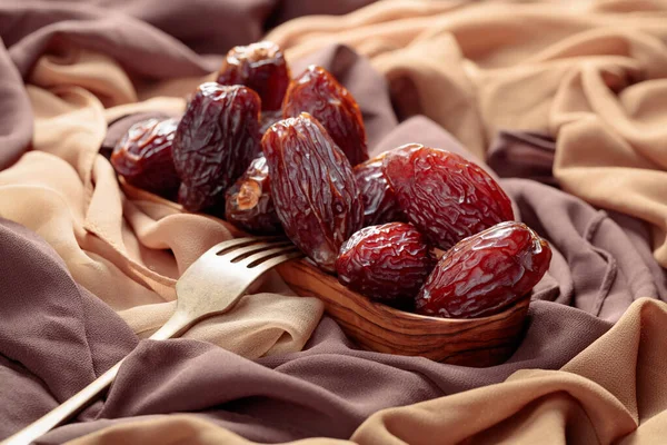 Dates Juteuses Sur Table Avec Satin Beige Marron — Photo