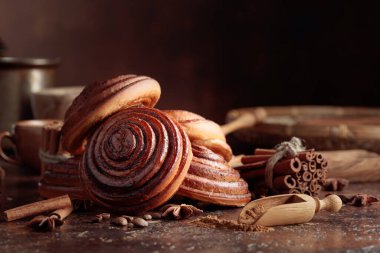 Mutfak masasında taze pişmiş tarçınlı çörekler. Boşluğu kopyala.