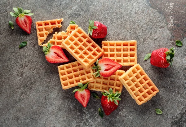 Waffeln Mit Frischen Saftigen Erdbeeren Blick Von Oben — Stockfoto