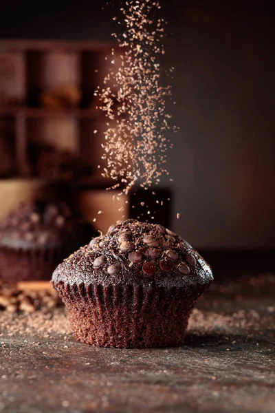 Köstliche Frische Schokoladenmuffins Auf Braunem Hintergrund — Stockfoto