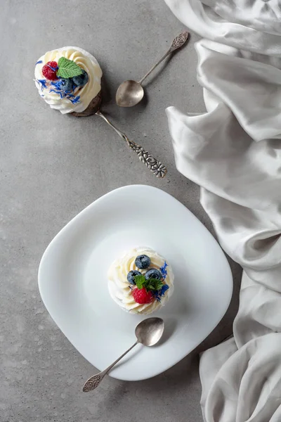 Kleines Pavlova Dessert Mit Himbeere Blaubeere Und Minze Ansicht Von — Stockfoto