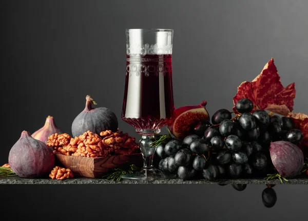イチジク クルミ ブルーブドウと赤デザートワイン スペースのコピー — ストック写真