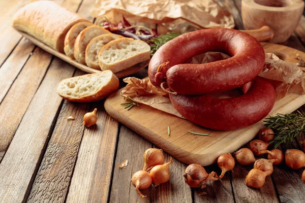 Räucherwurst Mit Rosmarin Zwiebeln Und Pfeffer Wurst Mit Brot Und — Stockfoto