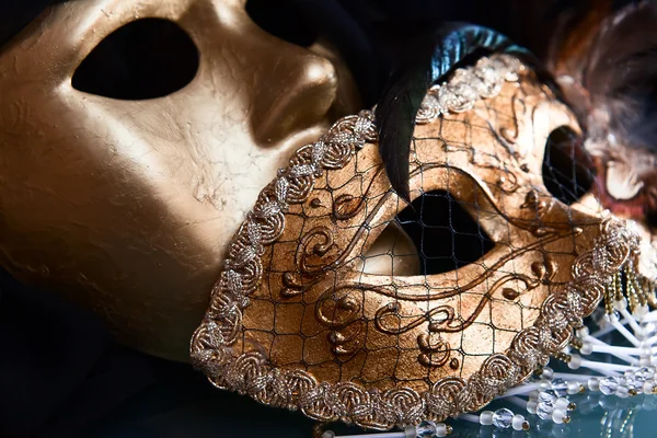 Oude gouden Venetiaanse maskers — Stockfoto