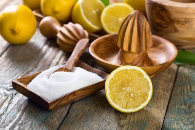 Olgun limon ve eski ahşap bir masa üzerinde sıkacağı .