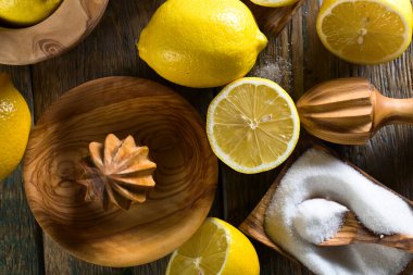 Olgun limon ve eski ahşap bir masa üzerinde sıkacağı. Üstten Görünüm .