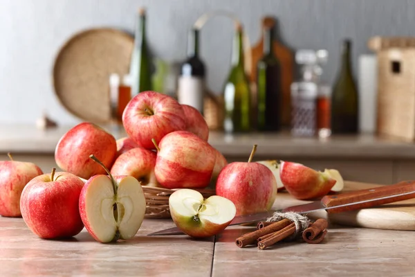 Saftiga Rosa Äpplen Ett Köksbord — Stockfoto