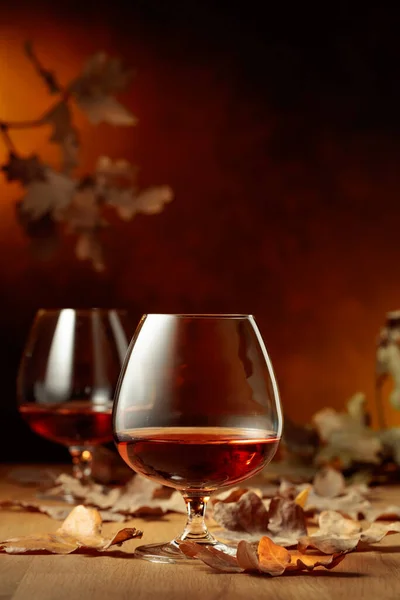 Bicchieri Brandy Vecchio Tavolo Quercia Con Foglie Quercia Cadute Copia — Foto Stock