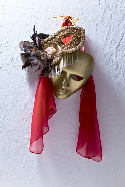 Venezianische Masken an alter Mauer — Stockfoto