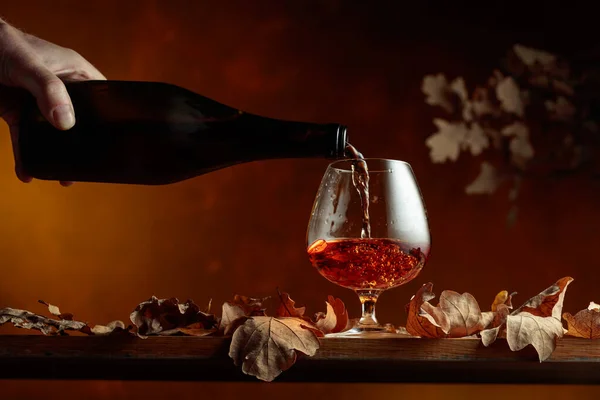 Brandy Viene Versato Una Bottiglia Bicchiere Uno Snifter Brandy Vecchio — Foto Stock