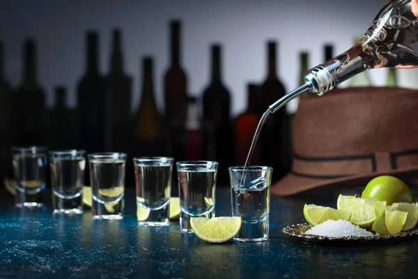 Tequila Mit Salz Und Limettenscheiben — Stockfoto